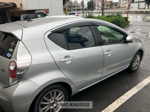Toyota AQUA 2012-11 8657994-7