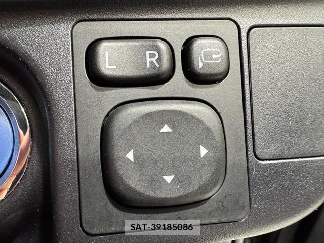 Toyota AQUA 2016-06 8665794-16