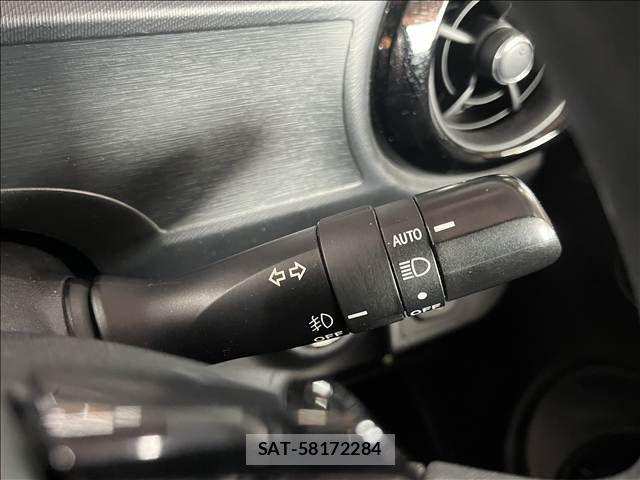 Toyota AQUA 2016-05 8657980-23