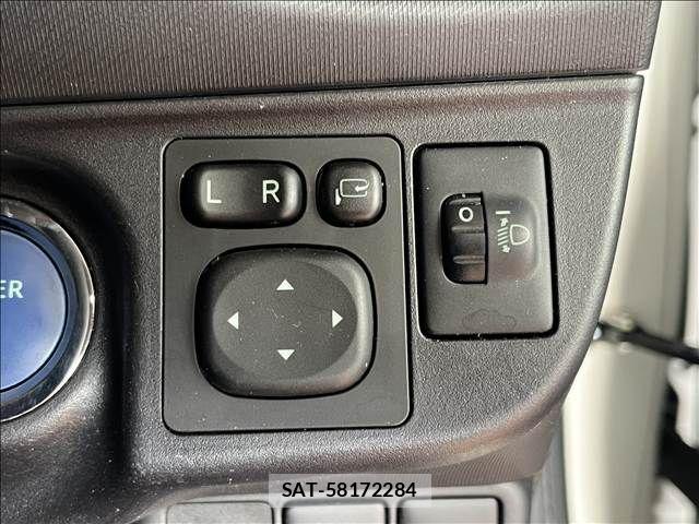Toyota AQUA 2016-05 8657980-24
