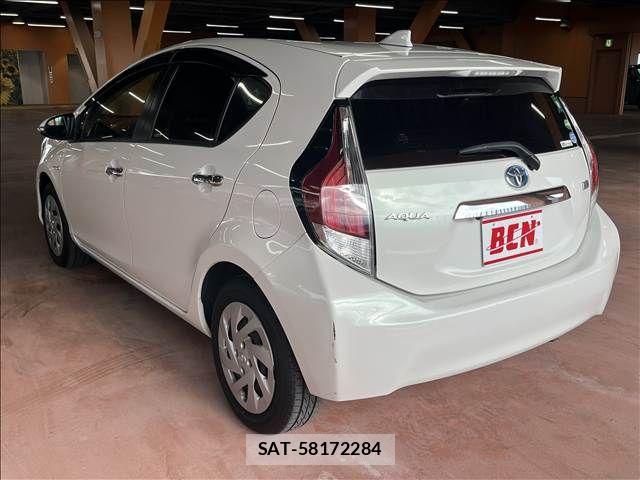 Toyota AQUA 2016-05 8657980-5