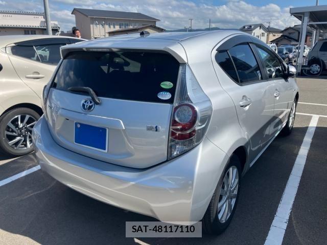 Toyota AQUA 2012-11 8665806-4