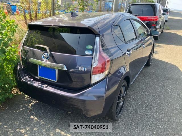 Toyota AQUA 2015-02 8665804-1