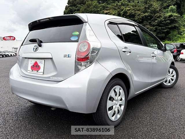 Toyota AQUA 2013-08 8665800-2