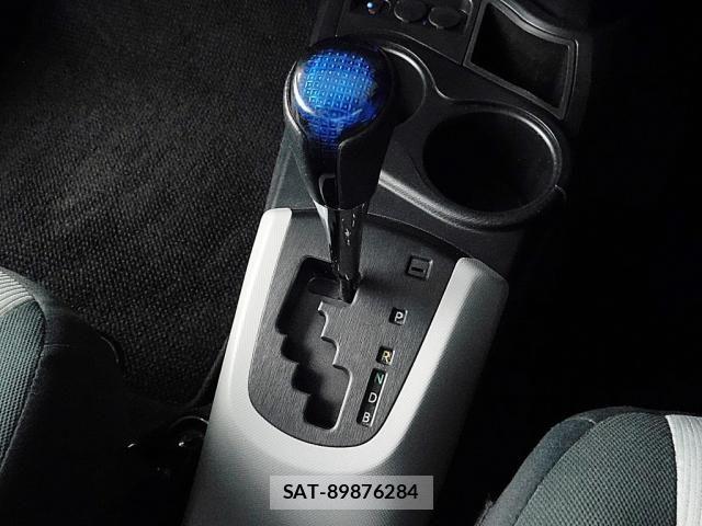 Toyota AQUA 2012-07 8685176-15