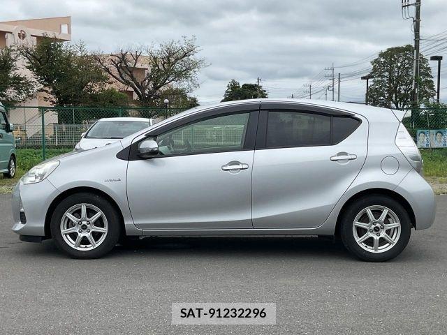 Toyota AQUA 2013-09 8685174-15