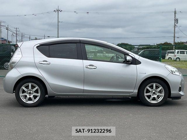 Toyota AQUA 2013-09 8685174-16