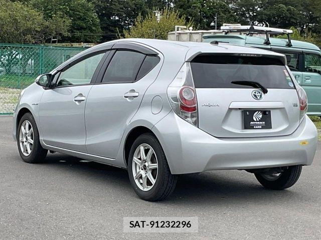 Toyota AQUA 2013-09 8685174-17
