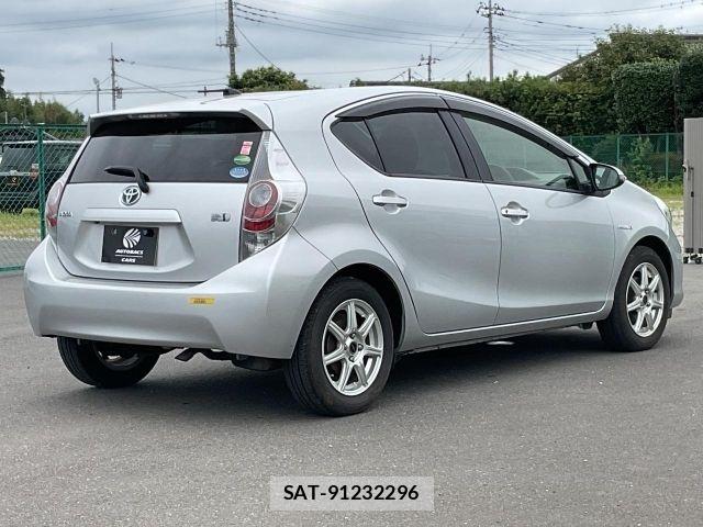 Toyota AQUA 2013-09 8685174-2