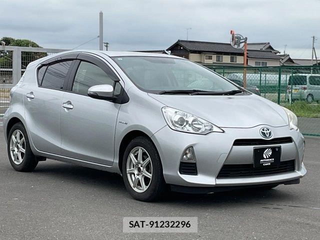 Toyota AQUA 2013-09 8685174-6