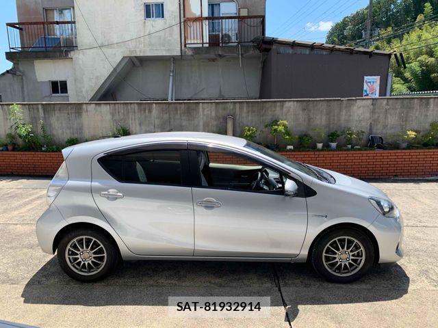 Toyota AQUA 2012-07 8740428-9