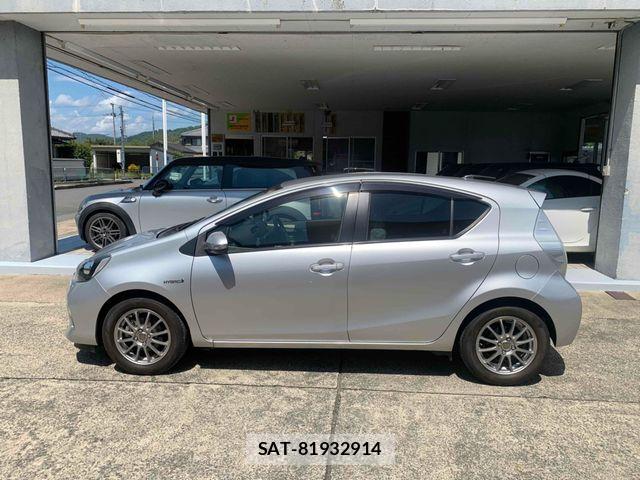 Toyota AQUA 2012-07 8740428-6