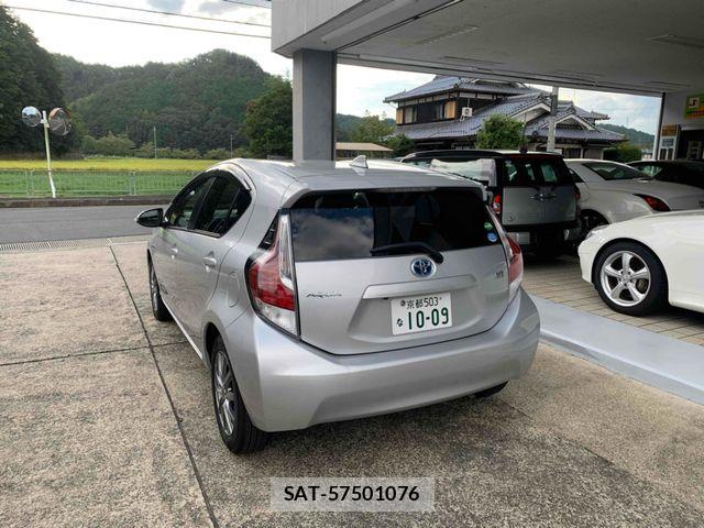 Toyota AQUA 2016-03 8740408-1