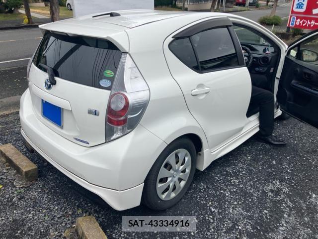 Toyota AQUA 2013-09 8740453-3