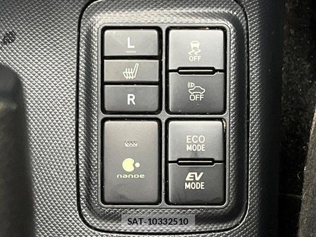 Toyota AQUA 2017-08 8740409-7