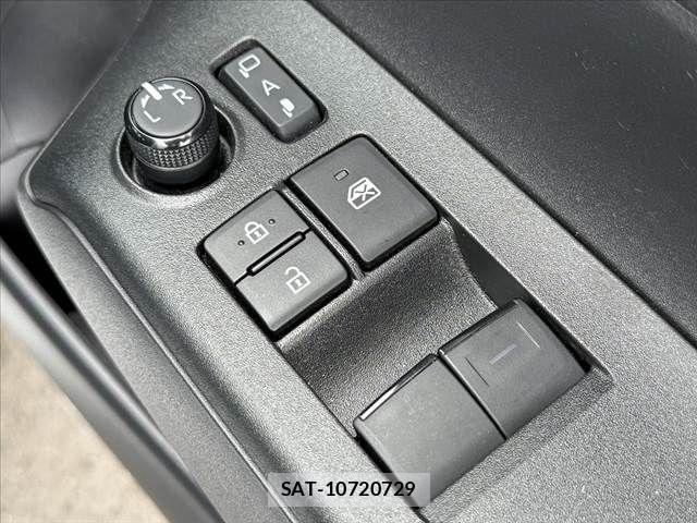 Toyota AQUA 2023-06 8740393-29