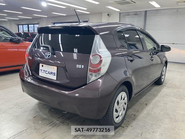 Toyota AQUA 2014-10 8740439-24