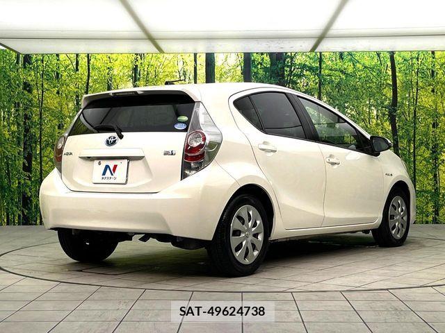 Toyota AQUA 2012-06 8740429-16