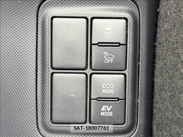 Toyota AQUA 2017-07 8740405-3