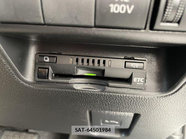 Toyota AQUA 2023-07 8740391-17