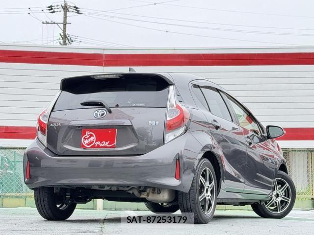 Toyota AQUA 2017-12 8779473-2