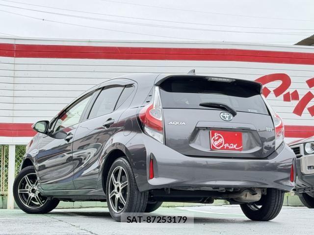 Toyota AQUA 2017-12 8779473-3