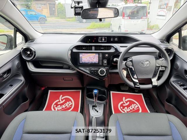 Toyota AQUA 2017-12 8779473-4