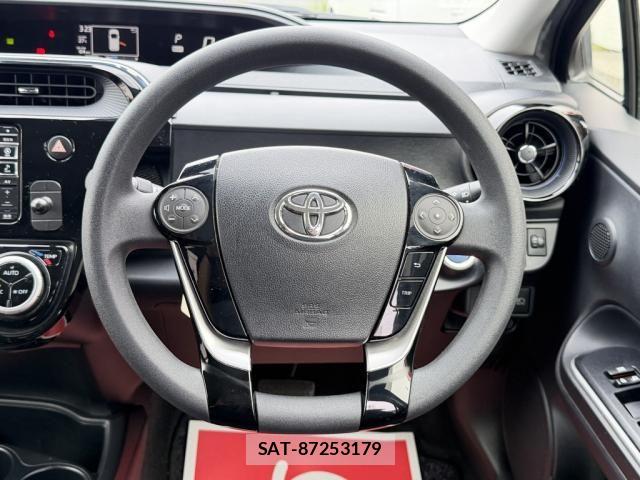 Toyota AQUA 2017-12 8779473-5