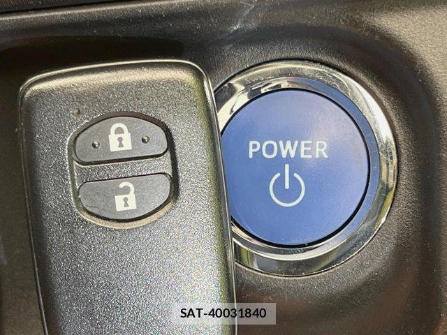 Toyota AQUA 2017-06 8779471-6