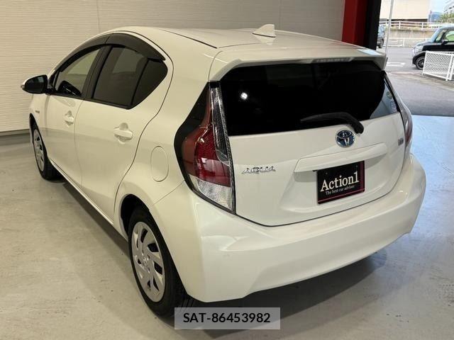 Toyota AQUA 2015-08 8779474-3