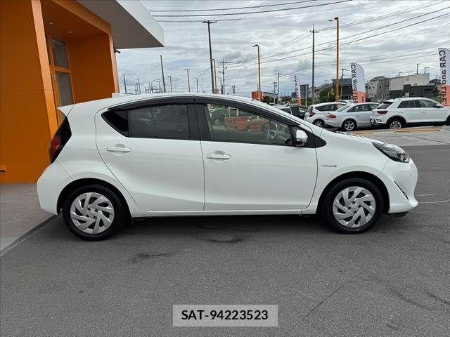Toyota AQUA 2018-01 8779467-10