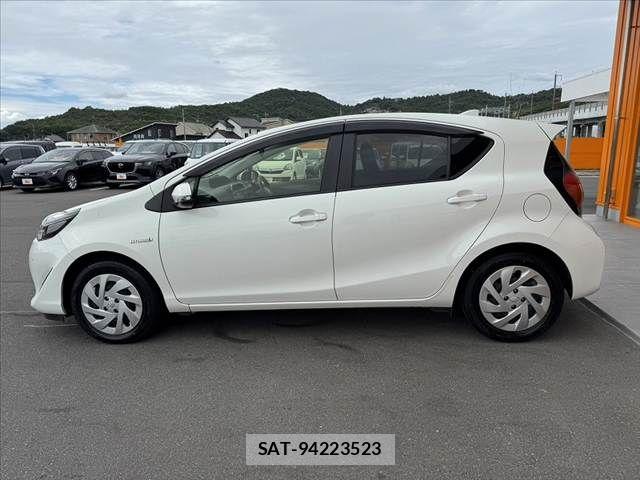 Toyota AQUA 2018-01 8779467-11