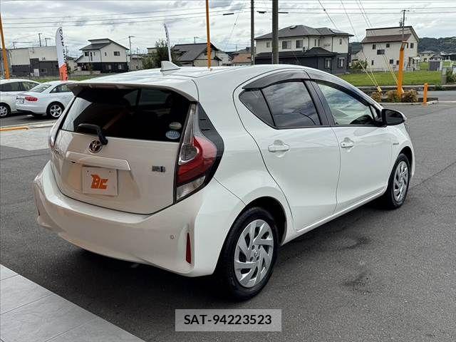 Toyota AQUA 2018-01 8779467-12