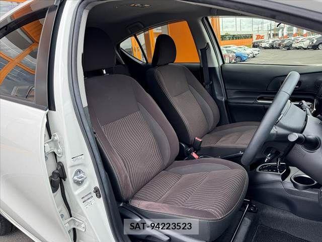 Toyota AQUA 2018-01 8779467-15