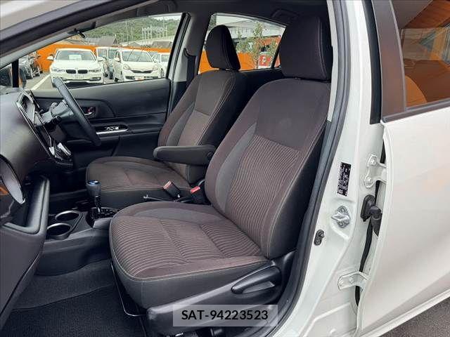 Toyota AQUA 2018-01 8779467-17