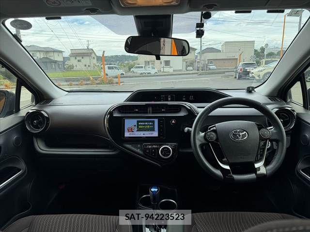 Toyota AQUA 2018-01 8779467-1