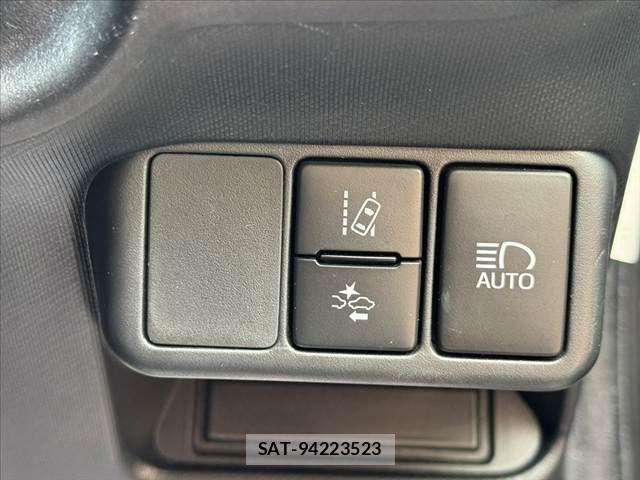 Toyota AQUA 2018-01 8779467-21