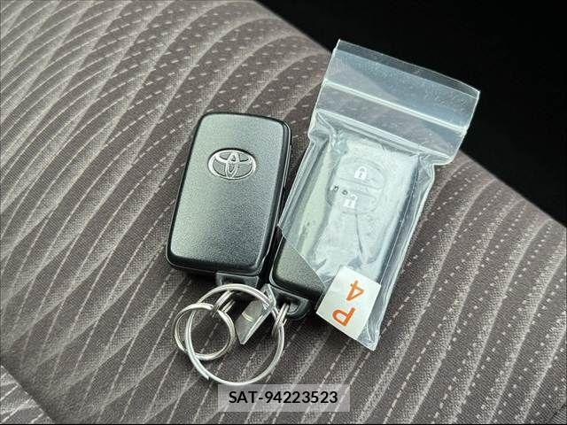 Toyota AQUA 2018-01 8779467-5