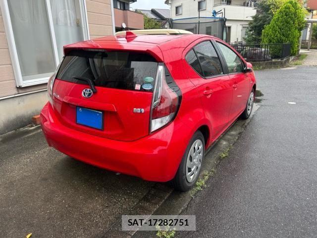 Toyota AQUA 2015-12 8779506-3