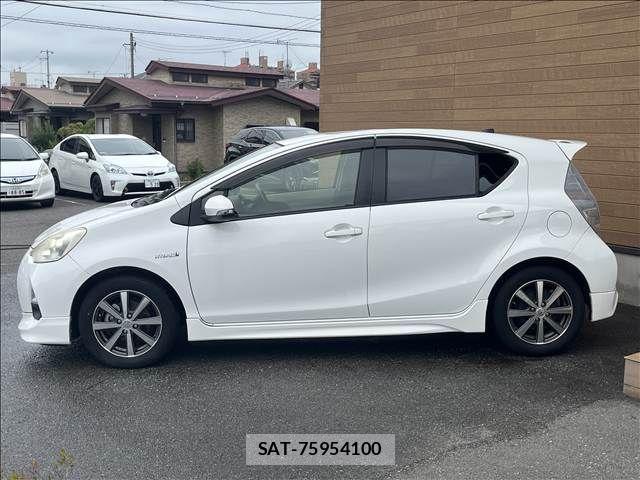 Toyota AQUA 2013-08 8779478-1