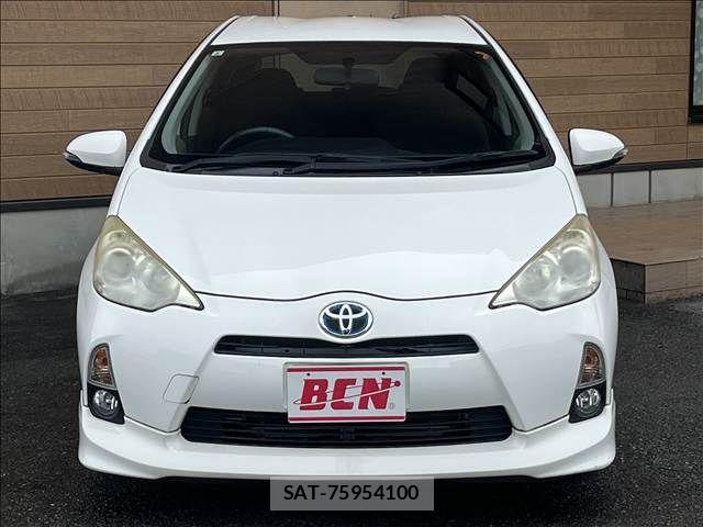 Toyota AQUA 2013-08 8779478-2