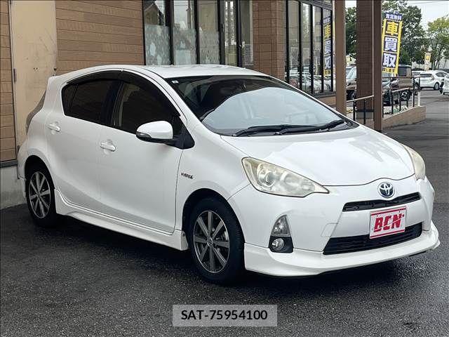 Toyota AQUA 2013-08 8779478-3