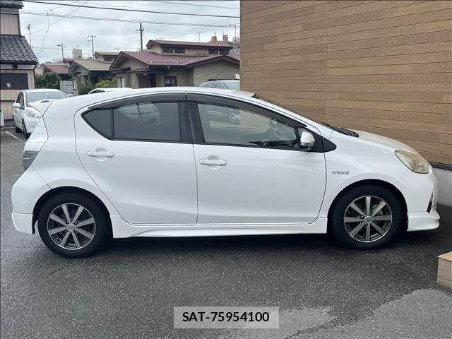 Toyota AQUA 2013-08 8779478-4