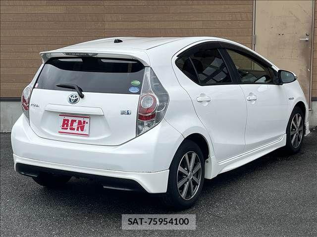 Toyota AQUA 2013-08 8779478-5