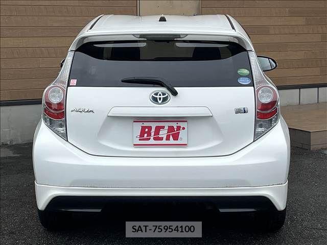 Toyota AQUA 2013-08 8779478-6