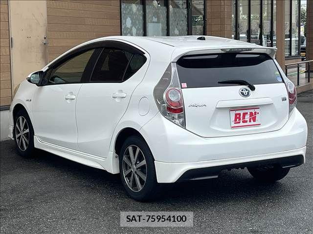 Toyota AQUA 2013-08 8779478-7