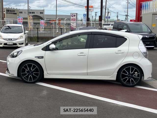 Toyota AQUA 2014-10 8779462-14