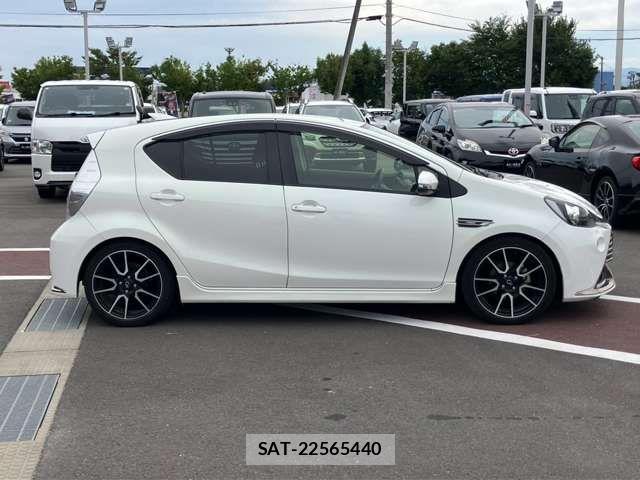 Toyota AQUA 2014-10 8779462-17