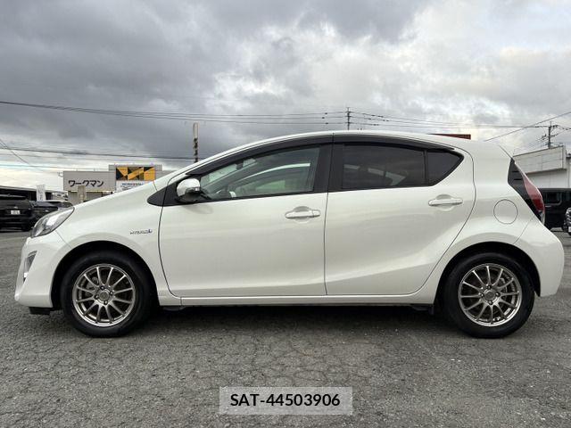 Toyota AQUA 2015-01 8779495-4