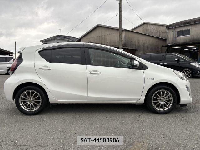 Toyota AQUA 2015-01 8779495-5